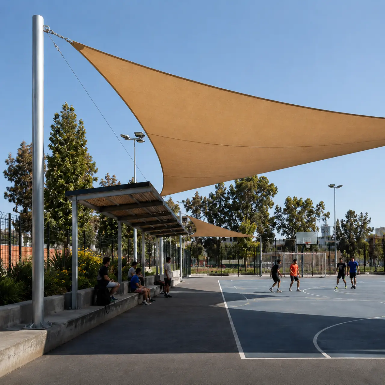 Recinto deportivo público con velas de sombra